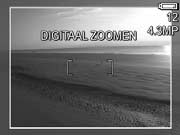 Digitaal zoomen gebruiken In tegenstelling tot optisch zoomen worden bij digitaal zoomen geen onderdelen van de lens bewogen.