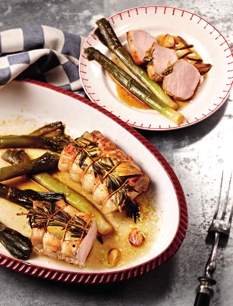 KOKEN DE SUNDAY OP KAMERS ROAST Varkenshaas in wit spek met gebakken slakropjes en Romesco-saus 30 MINUTEN 4 PERSONEN HOOFDGERECHT - 500 g varkenshaas - 100 g wit spek - 200 g gegrilde paprika (pot)