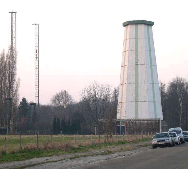 VlaS 1988-2008 Schiettoren Wilrijk: leegstaande volkssportaccommodatie met twee overdekte wippen en twee buitenwippen.