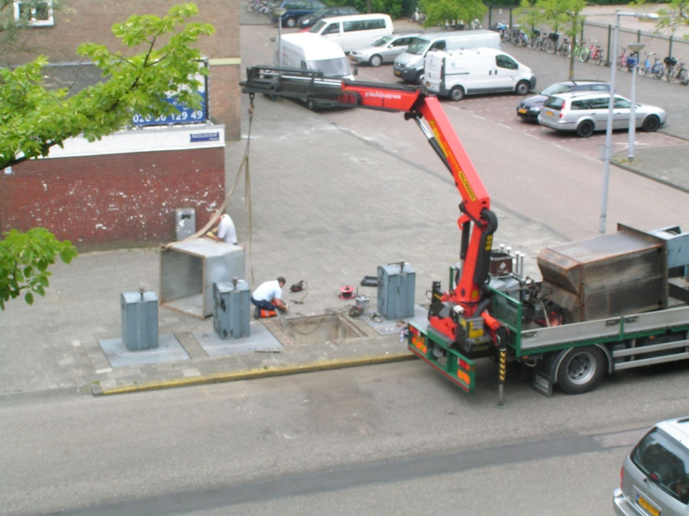 Die ene bak is niet goed. Als dat ding aan de bovenkant omhoog staat dan gaat de bak aan de onderkant niet goed dicht.