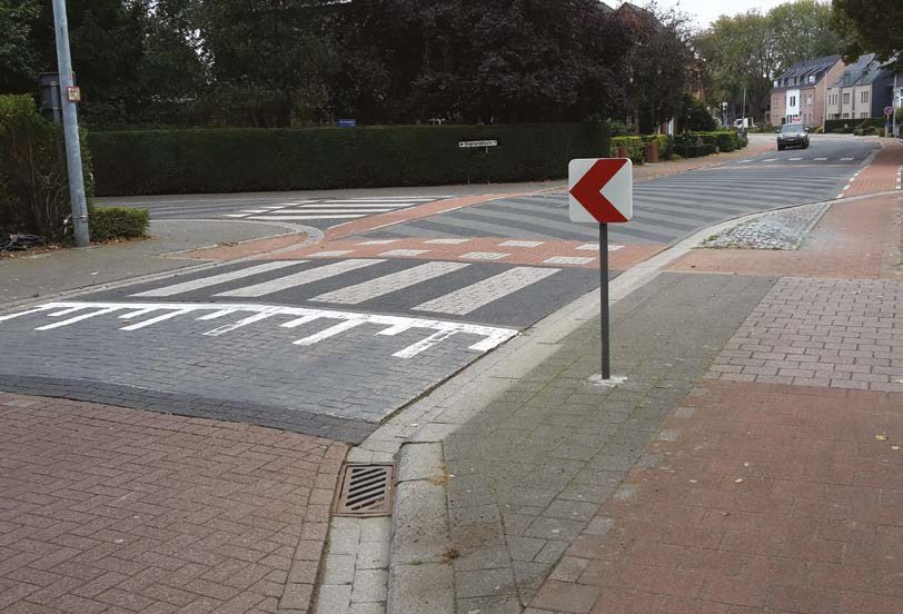 Het oversteken van het zebrapad aan de Nijlense Steenweg is complexer omdat je ook een fietspad moet kruisen. - Wanneer je naar links kijkt, controleer je dus ook of er geen fietsers aankomen.