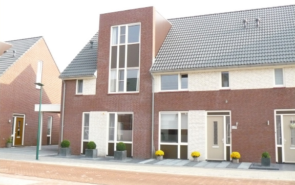 Slimmer Kopen Over het hoe en wat Hoe kunt u contact opnemen met Casade? Website www.casade.nl 24 uur per dag, 7 dagen per week bereikbaar voor alle informatie over het huren of kopen van een woning.