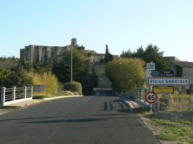 We passeren het door een groot kasteel gedomineerde Vic -la- Gardiole, het