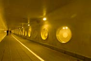 Wat de verlichting betreft, valt op dat zowel overdag als s avonds de contrasten bij de toegangen van de tunnel erg groot zijn.
