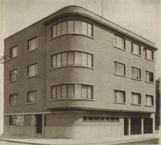 VROEGER EN NU Op de hoek van de Ryckermansstraat en de Camille Huysmanslaan 57 staat een appartementsgebouw. Dit is gebouwd in 1935. Dat is al lang geleden.