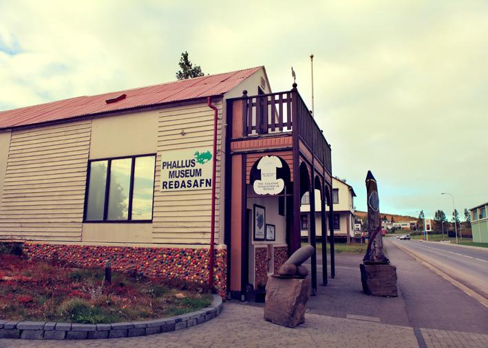 Garðarsvegur 65.25555687707119, -14.01031494140625 Penis museum Husavik Dit is geen grap! Het grootste penis museum ter wereld is gevestigd in IJsland.