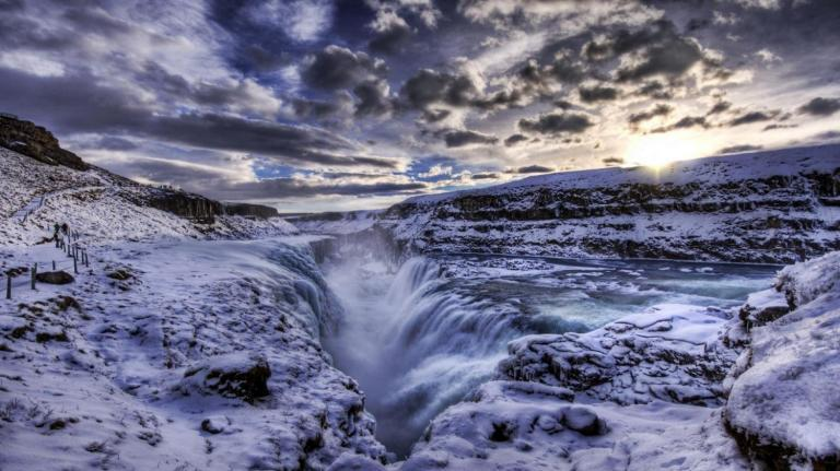 Gullfoss Waterfalls Gullfoss is eigenlijk twee afzonderlijke watervallen, de bovenste is een daling van 11 meter en de bodem een daling van 21 meter.