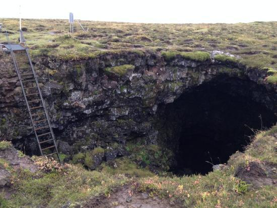 Arnarker cave Arnarker is een 500 meter lange lavacave in het lavaveld Leitarhraun, ten noorden van de oude weg die leidt van Þrengsli richting Selvogur.