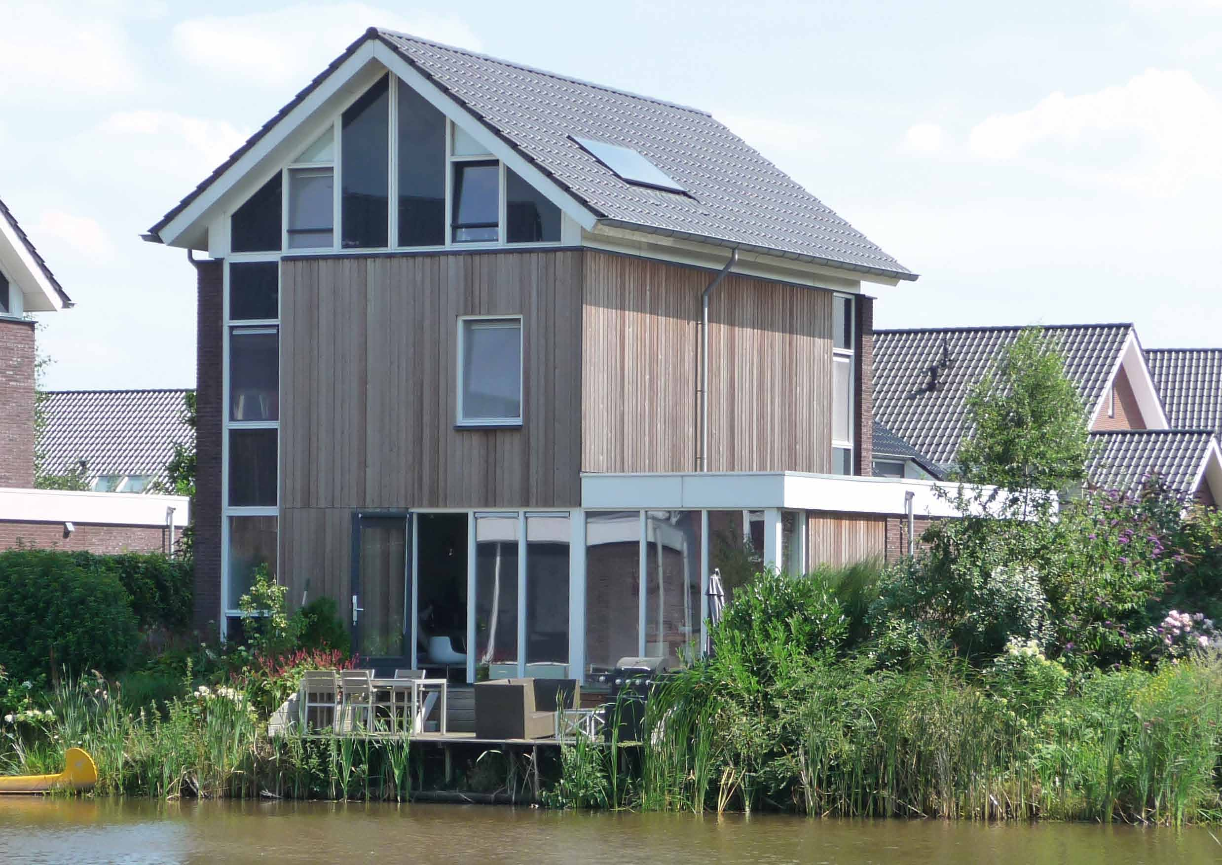 Zwolle, Arendshorstlaan 3 Het huis is gebouwd in 2010 en onderdeel van een uniek woonproject, waarbij het accent ligt op wonen aan het water.