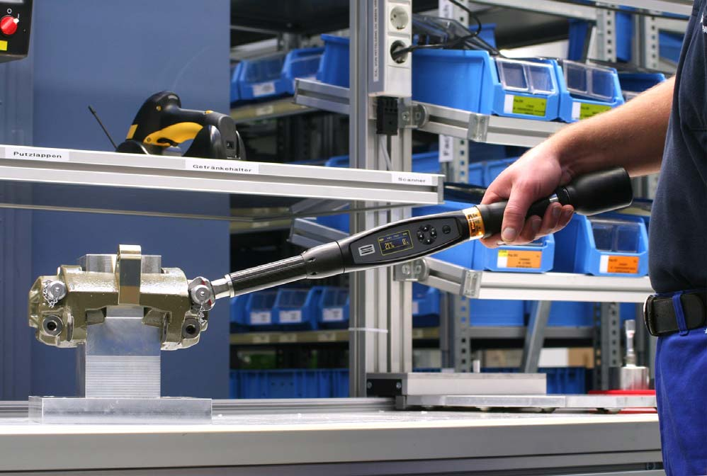 maart 2011 / Bld. 6 van 13 Als eerste klant kreeg Knorr-Bremse de nieuwe productiesleutel van het type ST- Wrench.