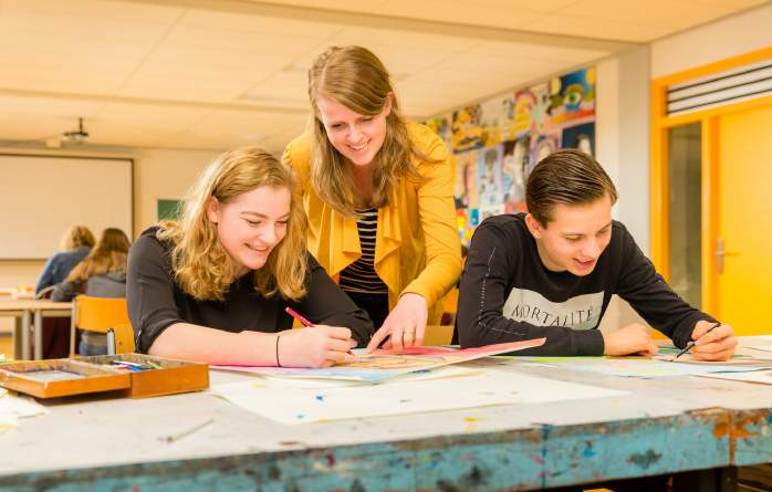 B-Kantine (B-afdeling) linker leertoren (zie plattegrond blz 11): koffie, thee, fris en lekkers kennismaking schoolleiding podium: live-muziek door leerlingen onder leiding van de heer Brevé, docent