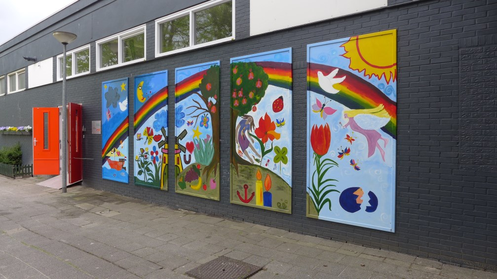 JULI 2014 Pagina 14 VLUCHTELINGENWERK Bij de oranje/ rode deuren en de beschilderde panelen aan de achterzijde van het pand van De Hooftzaak is de ingang van VluchtelingenWerk Maasdelta Maassluis.