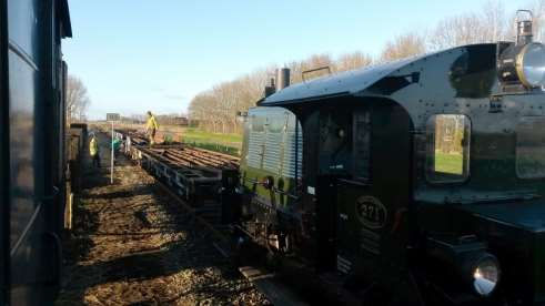 gebruiksklaar gemaakt. Hier is locomotor 271 net aangekomen met een lading spoorstaven.