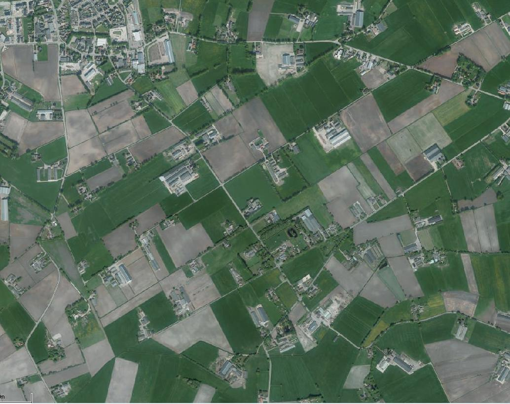 2. Huidige situatie Het huidige erf is gelegen aan de Laageinderweg 39 te Kootwijkerbroek, gemeente Barneveld. De totale oppervlakte van het erf en de bijbehorende percelen is ongeveer 0,8 ha.