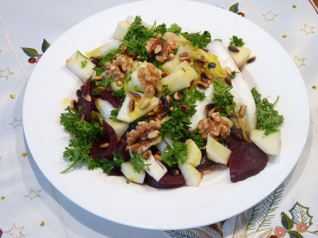 EERSTE KERSTDAG Voorgerecht: Bietensalade met witlof Voor 4 personen Ingrediënten: 500 gram bieten 4 stronken witlof, in repen gesneden 1 appel, in blokjes gesneden 1 peer, in