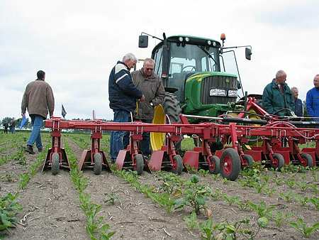 Figuur 6.4 Kappenspuit; het monteren van de machine in de fronthef biedt goed zicht op het werk. Opmerkingen 1. Enkele loonwerkers/telers hebben achter de kappen (figuur 6.