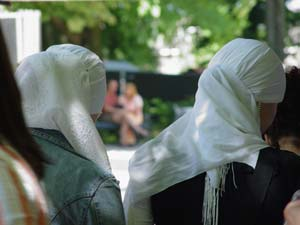 Op de foto: twee jonge moslima s tijdens een multicultureel evenement. Allochtone bewoners van Overvecht zijn significant minder bekend met de wijkraat (foto: zinzi ) Figuur 3.