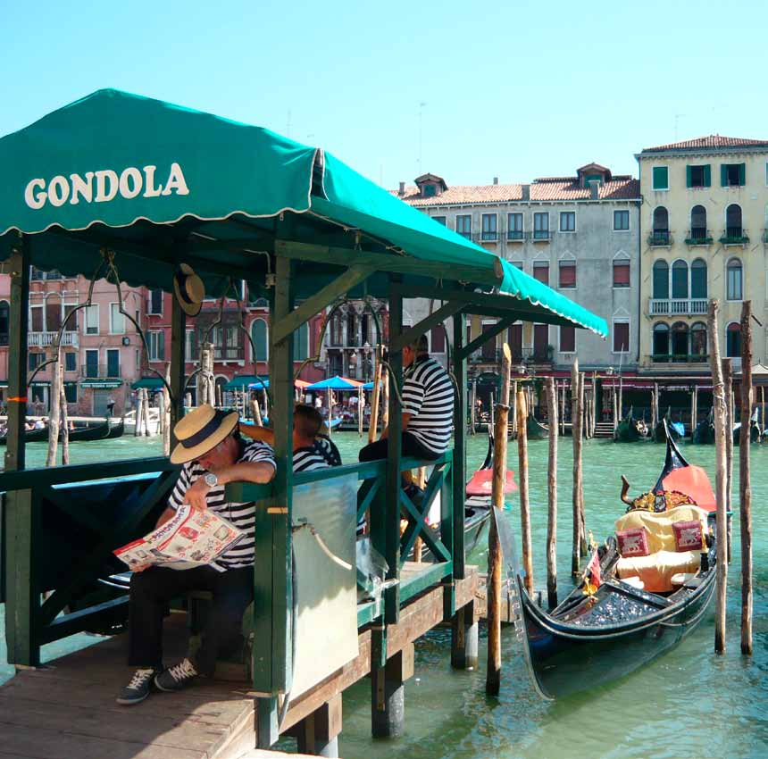 VENETIË Venetië en gondels, ze zijn onlosmakelijk met elkaar verbonden.