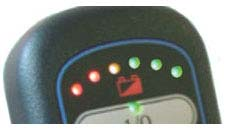 Accu indicatielampjes U gebruikt een aparte accu oplader voor de runner. Hieraan is een stekker bevestigd welke door middel van een snoer onderin de joystick-eenheid van de Runner gestoken wordt.