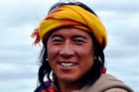 Vervoer : auto of minibus Start- en eindpunt : Lhasa Reisbeschrijving Vrouwen met draaiende gebedsmolens en ingenieuze kralenvlechten in hun haren, stoere Khampa-mannen met felgekleurde hoofddoeken,