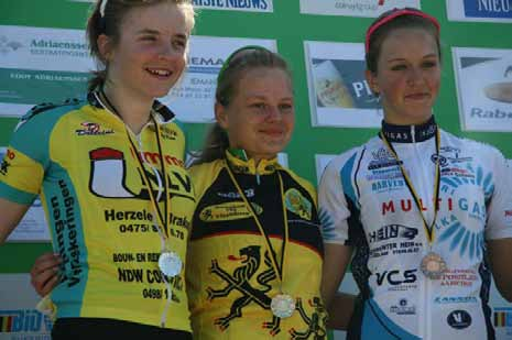 Kampioenschap van Vlaanderen te Arendonk Jessy Druyts, Kampioen van Vlaanderen bij de dames juniores, geflankeerd door Kaat Vermeulen en Dana Lodewijks.