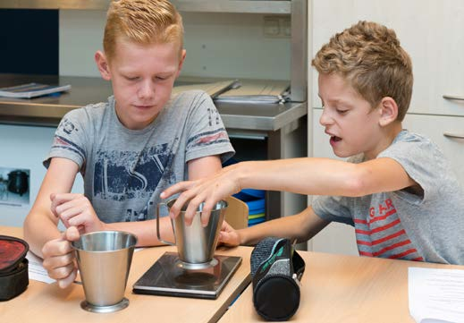 5. De Sprong Vooral leren door te doen. De Sprong is een kleine school met ongeveer honderd leerlingen. Leerlingen en docenten, iedereen kent elkaar. De mentoren fungeren als spil.