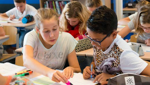 Met een duidelijke begeleidingsstructuur; de leerlingen van leerjaar 1 komen terecht in een eigen kerngroep, met eigen docenten en een eigen mentor.