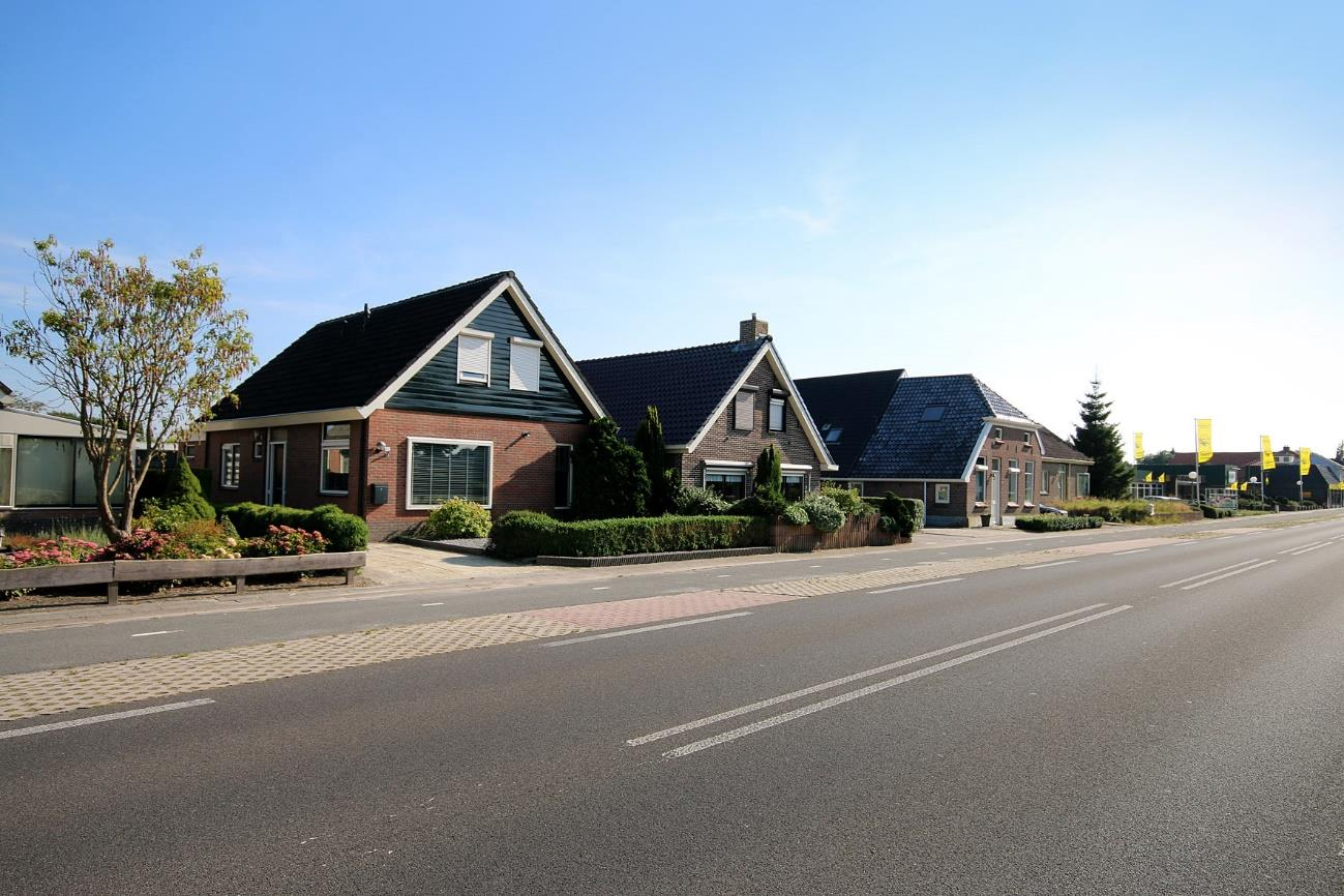 Indeling begane grond: zijentree; hal met trapopgang; toilet met staand closet en hoekfontein; meterkast voorzien van 9 groepen, krachtgroep en 2 maal aardlekschakelaar; slaapkamer (ca.