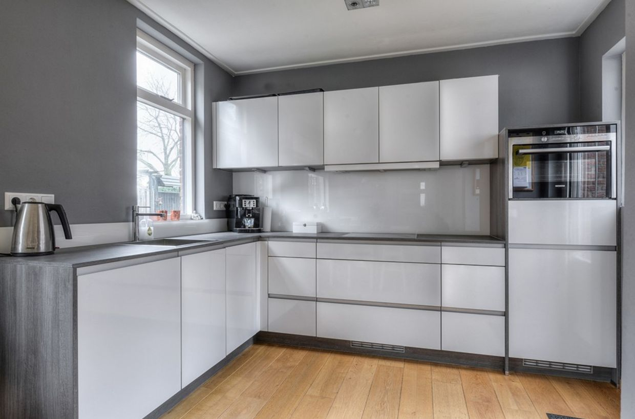 Ligging en indeling Keuken: ca. 3.08m x 2.30m2 Moderne keuken in hoekopstelling (ca. 2.29m x3.