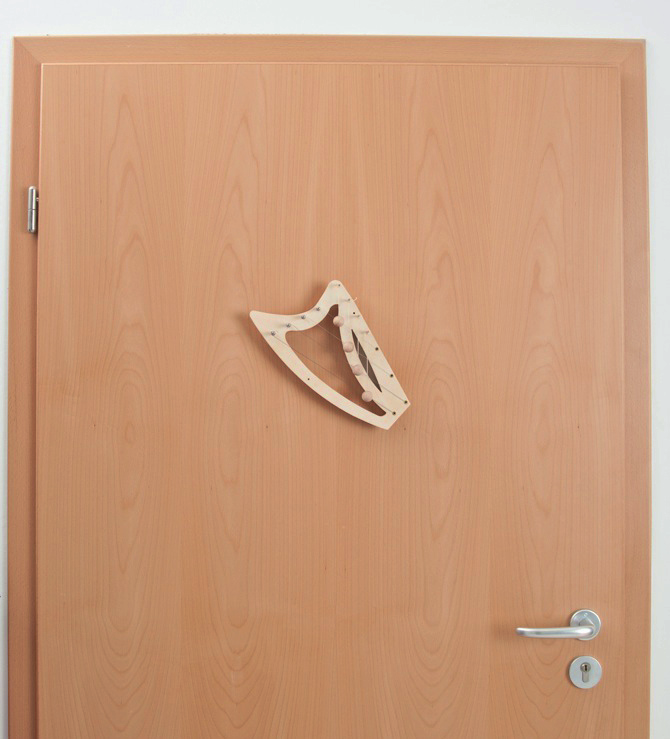 Bevestig de deurharp met dubbelzijdig plakband op de houder (onderdeel ) onder een hoek van 0