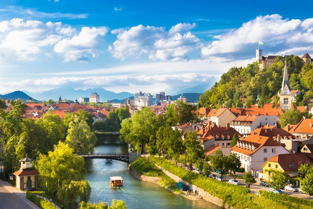 Programma Slovenië maakte tot een kwarteeuw geleden nog deel uit van het voormalige Joegoslavië en is sinds 2004 een lidstaat van de EU. We bezoeken de Sloveense hoofdstad Ljubljana.