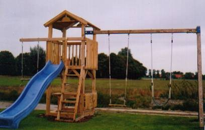 Het is voorzien van CE keurmerk en de EN 71-8 norm Het Speelkasteel super bestaat uit: - Toren met lage zandbak 120 x 120 cm - Ringtrapeze aanbouw (excl.