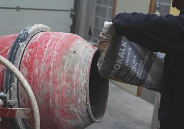 4. BEREIDING VAN HET MENGSEL (a) Voor de bereiding van hennepbeton is een mixer of een betonmolen vereist.
