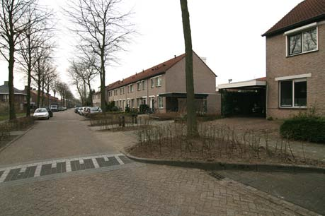 Tuin aan voorzijde: ca 33 m2 De voortuin is geheel verhard en