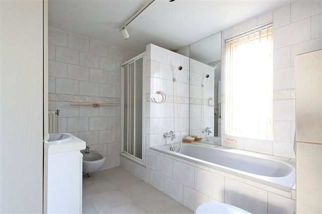 Badkamer: De geheel betegelde lichte badkamer is voorzien van vloerverwarming en uitgerust met een ligbad, ruime douchegelegenheid, zwevend toilet, zwevend bidet en een wandmeubel met wastafel.