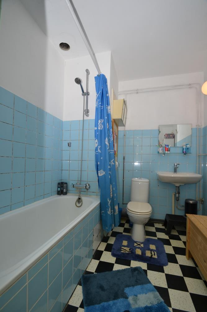 De badkamer is ca. 2.20x2.35 m. en is deels betegeld. De eenvoudige inrichting bestaat uit een ligbad, vaste wastafel en een 2 e closet.