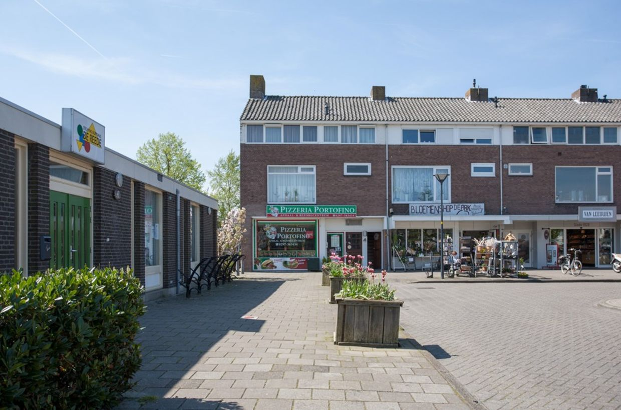 Werf 7 1435 KP Rijsenhout Inleiding In het centrum van Rijsenhout, aan een winkelstrip met ondermeer de Coop supermarkt en een bakker bieden wij u dit WOON-/WINKELPAND aan.