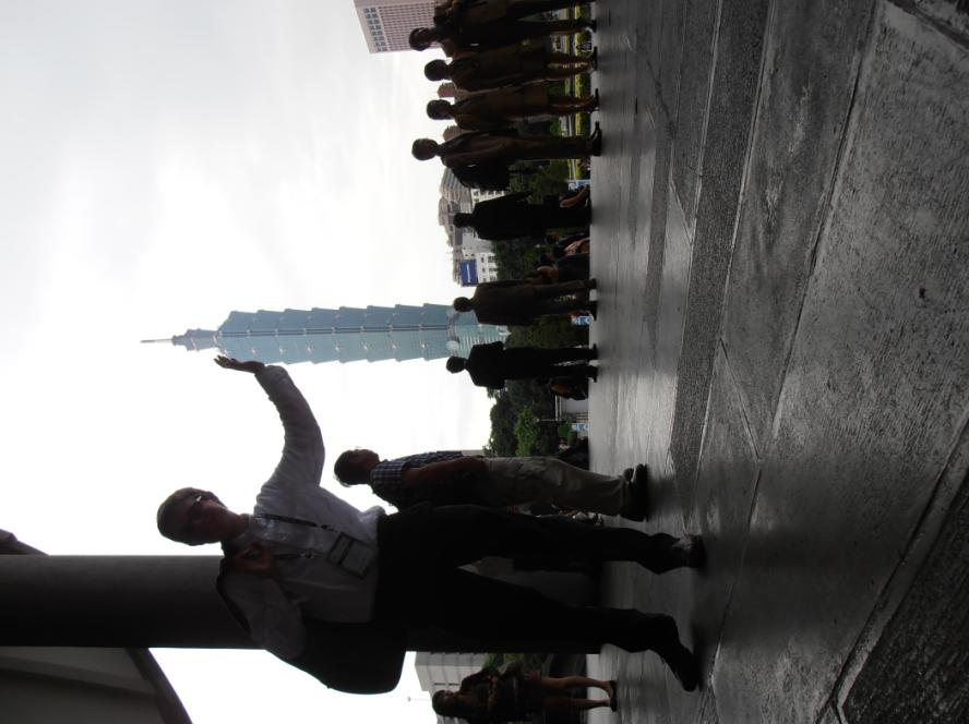 Leunend tegen de Taipei 101, 508 meter hoog, het tweede hoogste gebouw ter wereld. Dit hadden we op maandag al bezocht, helemaal tot boven.