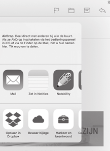Dat doe je door je vinger even vast te houden op het bijlagebestand tot je een menu ziet met apps