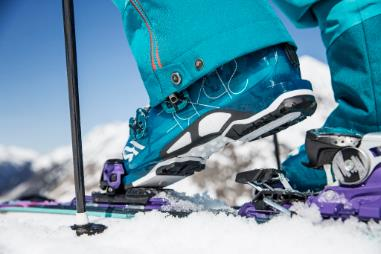 de huur van schoenen en ski's Het materiaal wordt ter plekke gehuurd door de stichting maar deze is NIET verantwoordelijk voor het gehuurde materiaal.