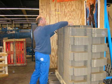 2a-7a: tillen boven borsthoogte: karton stapelen (figuur 4); inktbussen in en uit stelling