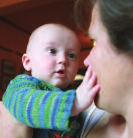 15 3 6 maanden Het kind wordt alsmaar actiever in zijn communicatie, door middel van oogcontact, lachen en imiteren. De verschillende manieren van huilen van het kind is te herkennen.
