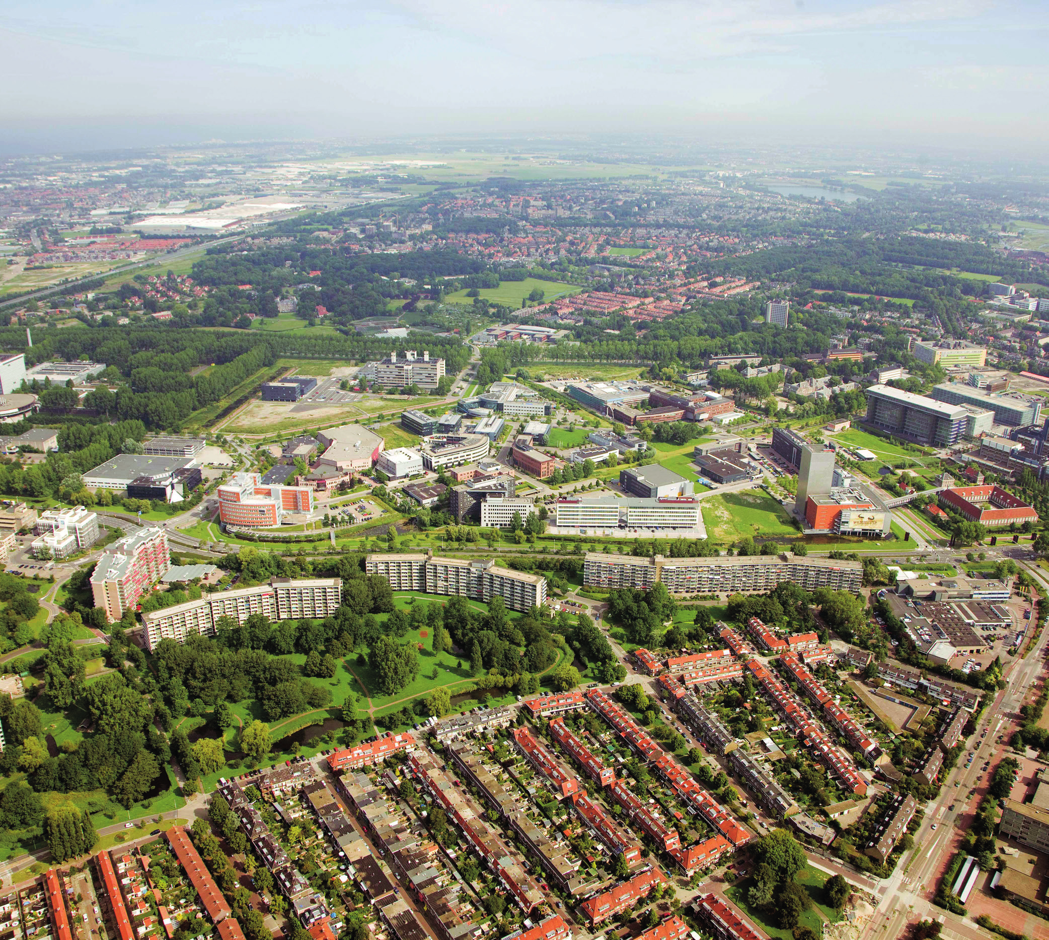 intro I bevolking I toerisme I sport en bewegen I wijkcijfers I economie I onderwijs I inkomen I bestuur & begroting I REGIO regio Leiden in de Randstad Leiden ligt nabij de stranden en duinen langs