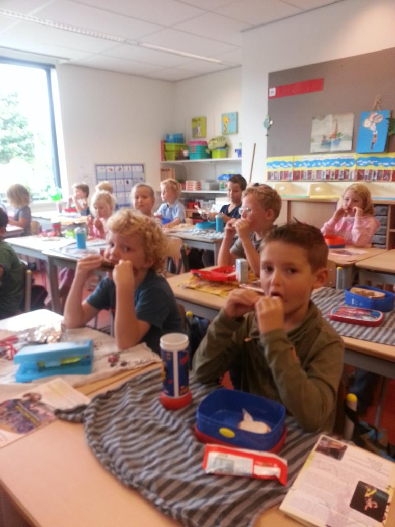 Eten en drinken op school Enkele tips en afspraken: Geef niet teveel eten mee Een theedoek voor de