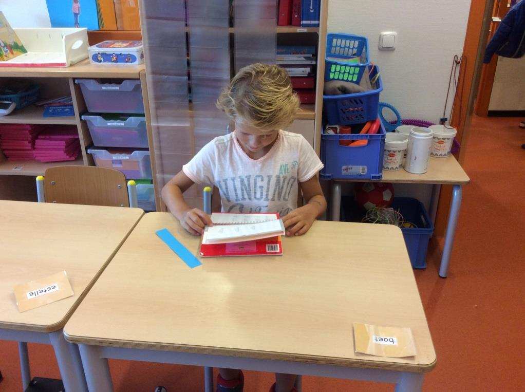 Als de kinderen binnen komen beginnen ze met lezen De kinderen oefenen in hun veilig en vlotboekje.