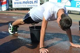 Dan gaan ze lopen naar de lege emmer (zonder hun handen te gebruiken) En moeten daar hun fles met water legen. Dit alles zonder hun handen te gebruiken.