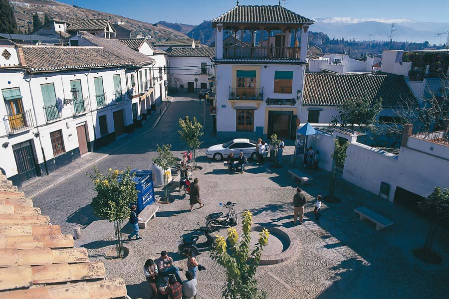 Granada - Albayzín Liggend op de heuvel tegenover het Alhambra, vindt u de Arabische wijk Albayzín.