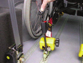 Fixeer de rolstoel met behulp van de draaiknoppen