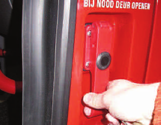 achter (Bstijl). U kunt de deur openen en sluiten met één druk op de rode knop.