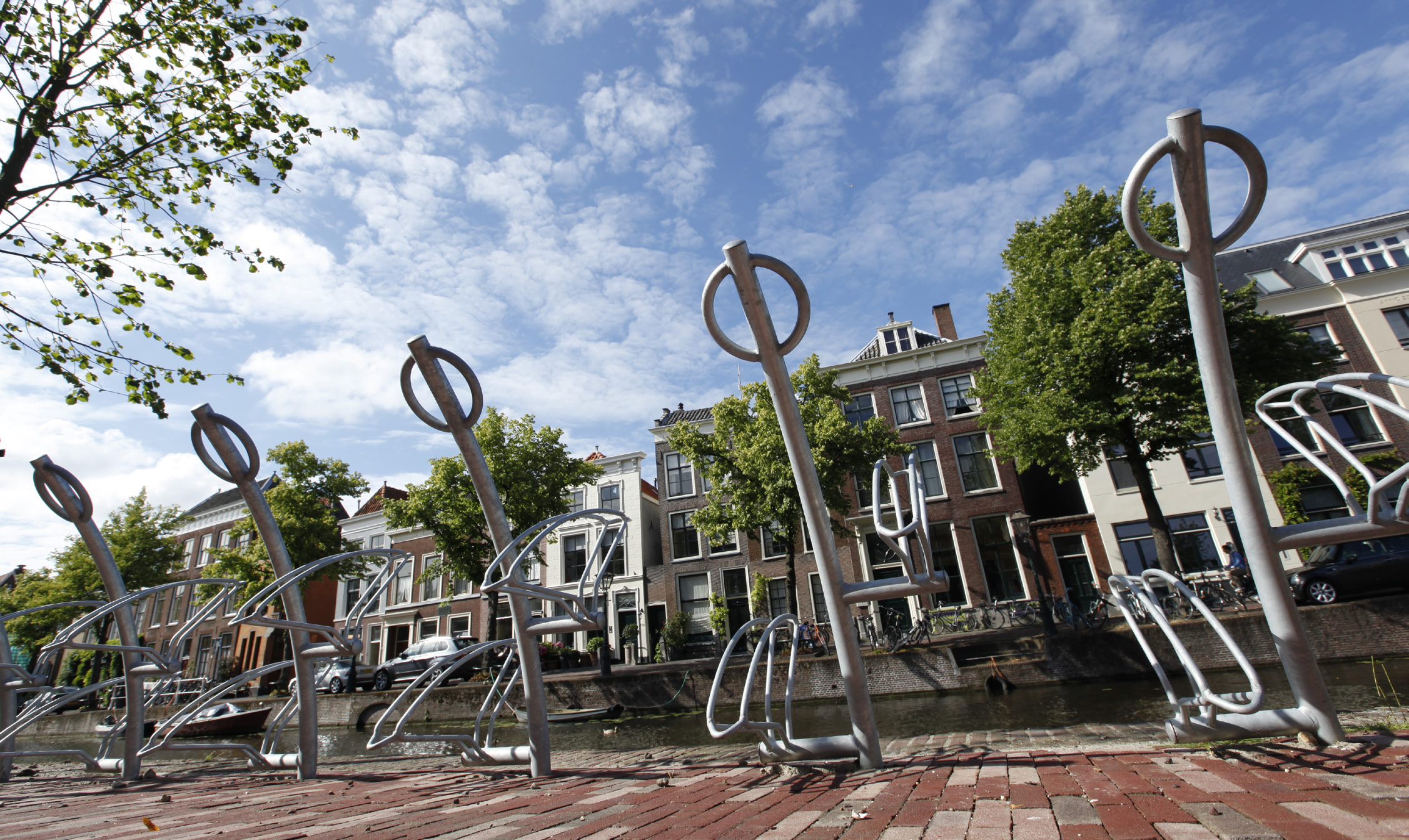 fietsparkeur Er zijn in Nederland veel soorten fietsenrekken en -klemmen te koop. De laatste jaren zijn verschillende fietsparkeersystemen op de markt gekomen van een hogere kwaliteit.